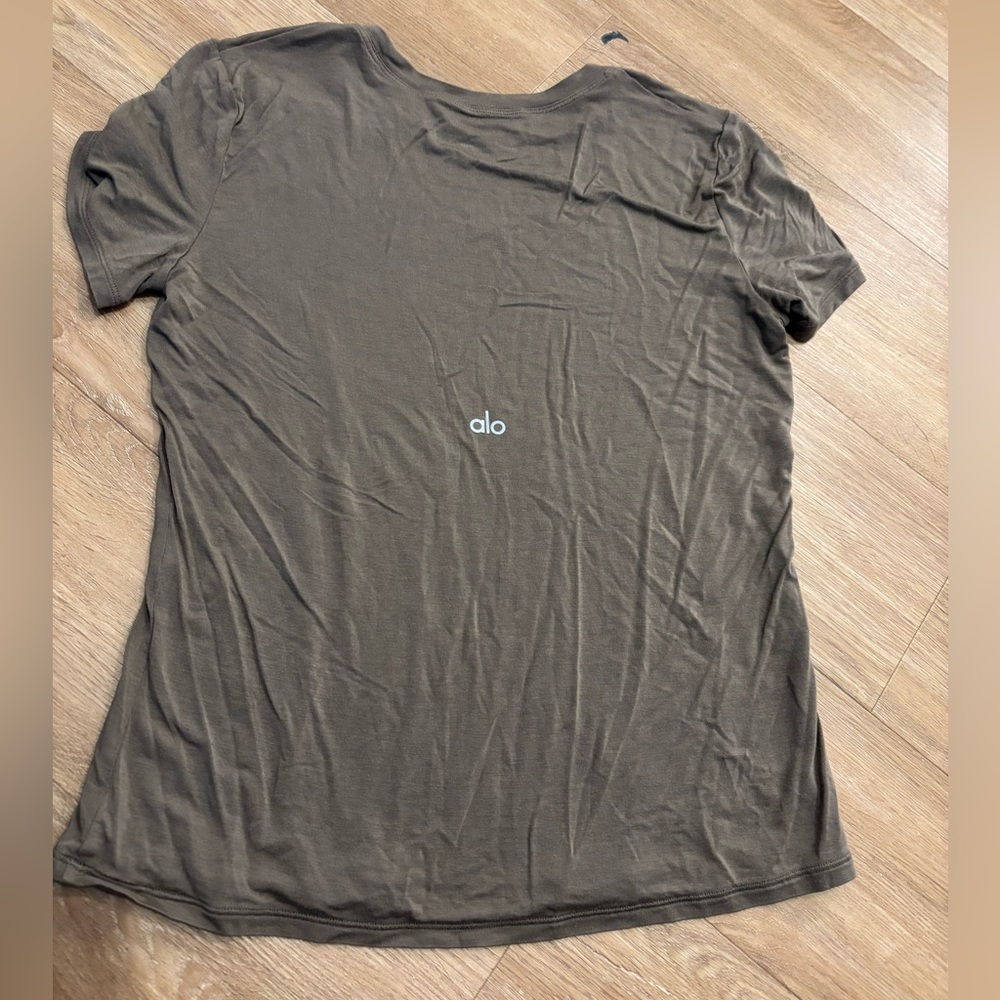 Alo Yoga T-Shirt - Picture 2 of 4